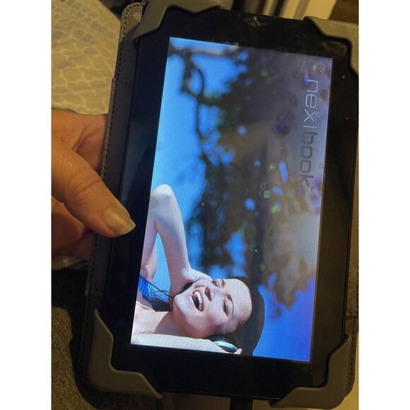 Nextbook Tablet Next7p12-8g With Purple Case-(Tested Works) - Picture 5 of 11